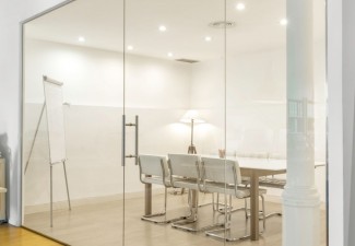 Lavoro svolto in un ufficio. Design e funzionalità eccezionali con un'elevata sicurezza che separa gli ambienti